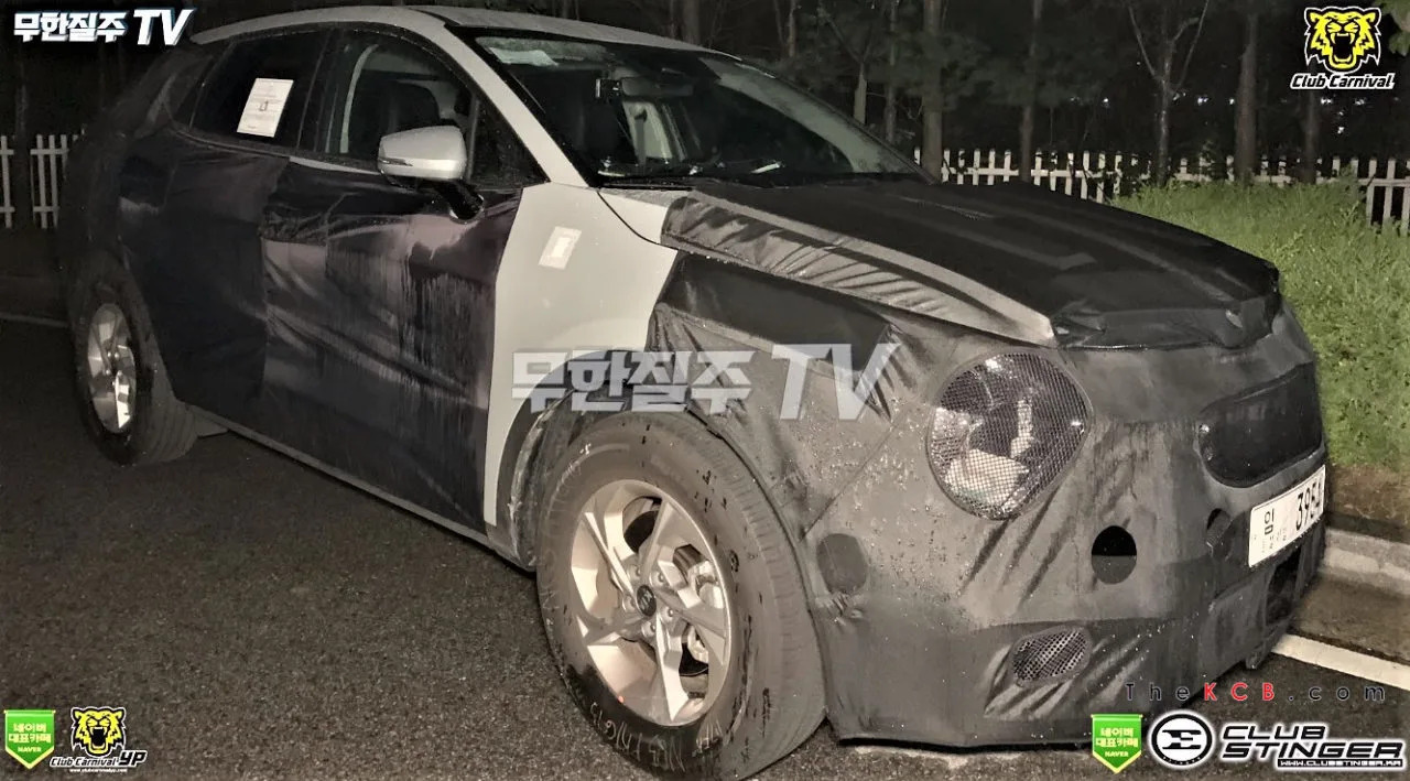 Kia Sportage thế hệ mới lần đầu lộ diện cả nội và ngoại thất: Thay đổi toàn diện để đấu Honda CR-V - Ảnh 1. Kia Sportage thế hệ mới lần đầu lộ diện cả nội và ngoại thất: Thay đổi toàn diện để đấu Honda CR-V - Ảnh 1.