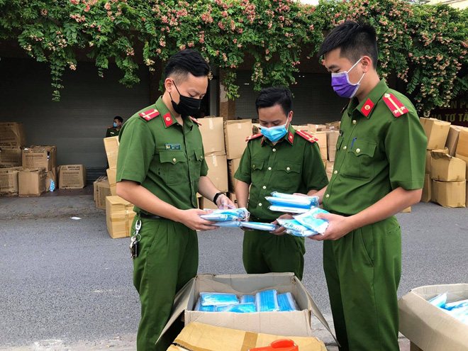 Hà Đông (Hà Nội): Thu giữ hơn 800 nghìn khẩu trang không nguồn gốc xuất xứ - Ảnh 3. Hà Đông (Hà Nội): Thu giữ hơn 800 nghìn khẩu trang không nguồn gốc xuất xứ - Ảnh 3.