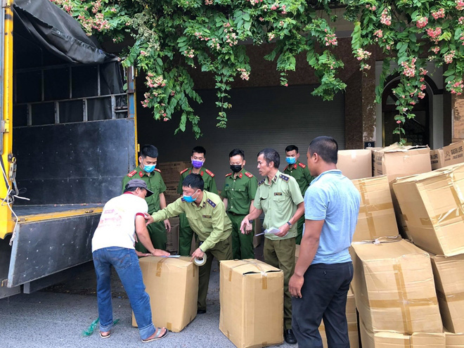 Hà Đông (Hà Nội): Thu giữ hơn 800 nghìn khẩu trang không nguồn gốc xuất xứ - Ảnh 4. Hà Đông (Hà Nội): Thu giữ hơn 800 nghìn khẩu trang không nguồn gốc xuất xứ - Ảnh 4.