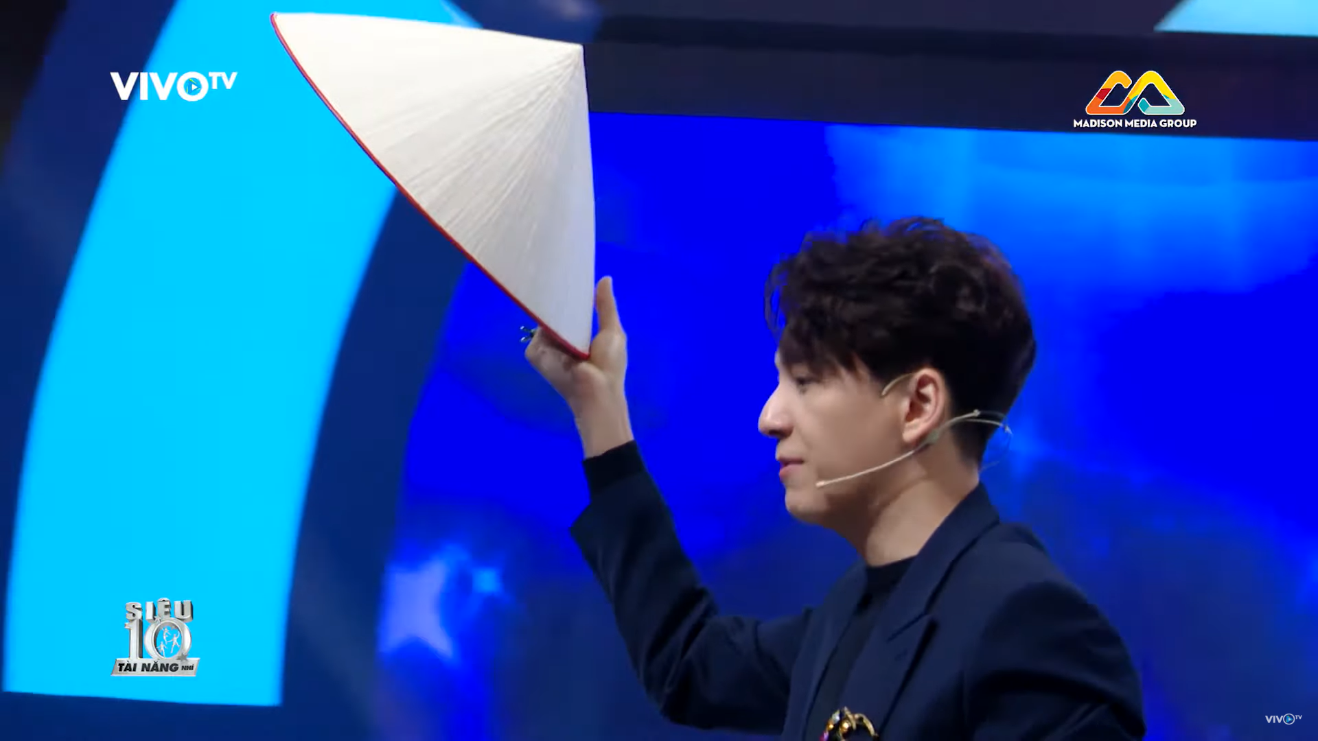 Trấn Thành khóc tặng 30 triệu cho cô bé làm nón bị cha ruồng bỏ vì sinh ra là con gái - Ảnh 6.