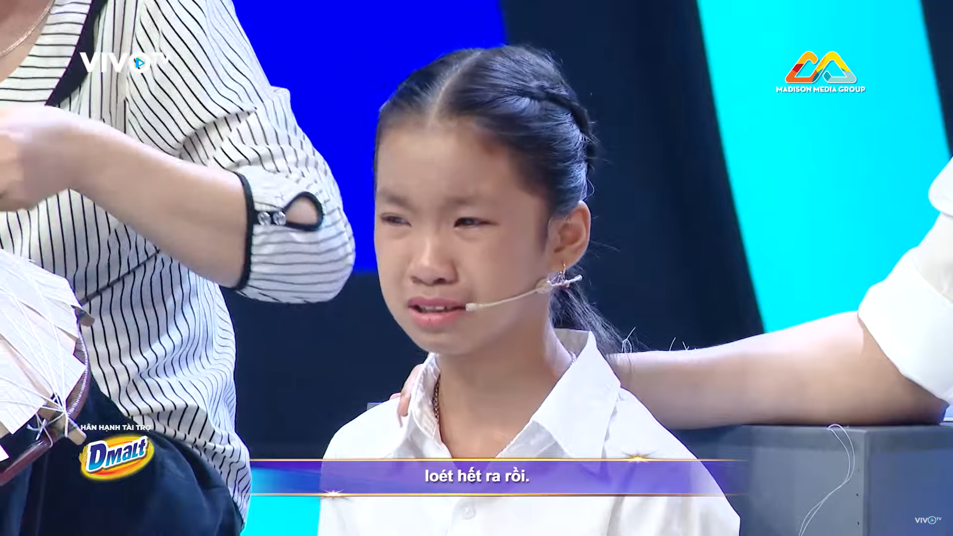 Trấn Thành khóc tặng 30 triệu cho cô bé làm nón bị cha ruồng bỏ vì sinh ra là con gái - Ảnh 1.