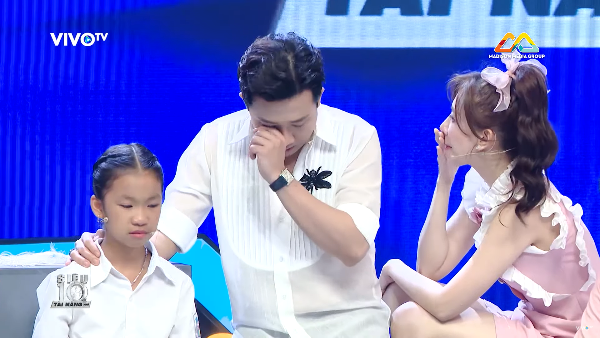 Trấn Thành khóc tặng 30 triệu cho cô bé làm nón bị cha ruồng bỏ vì sinh ra là con gái - Ảnh 4.