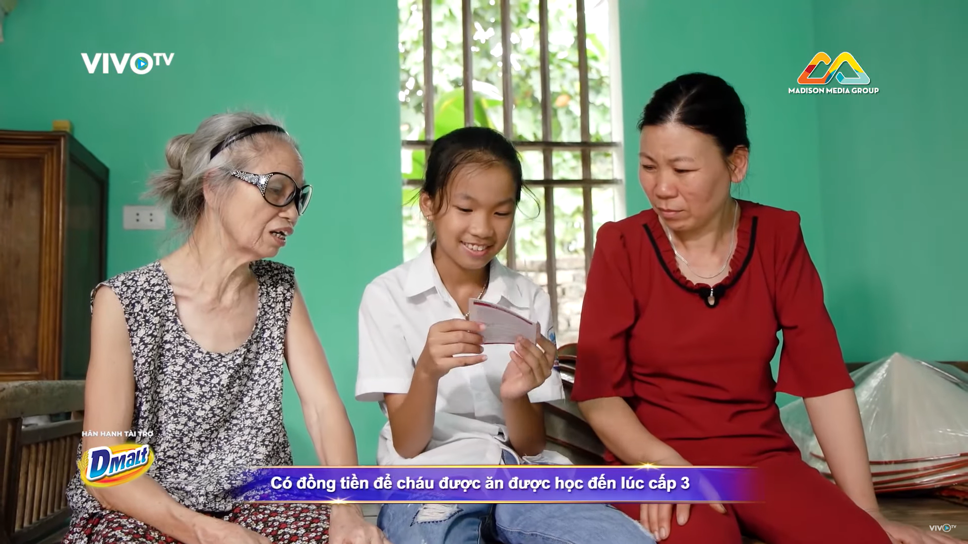 Trấn Thành khóc tặng 30 triệu cho cô bé làm nón bị cha ruồng bỏ vì sinh ra là con gái - Ảnh 3.