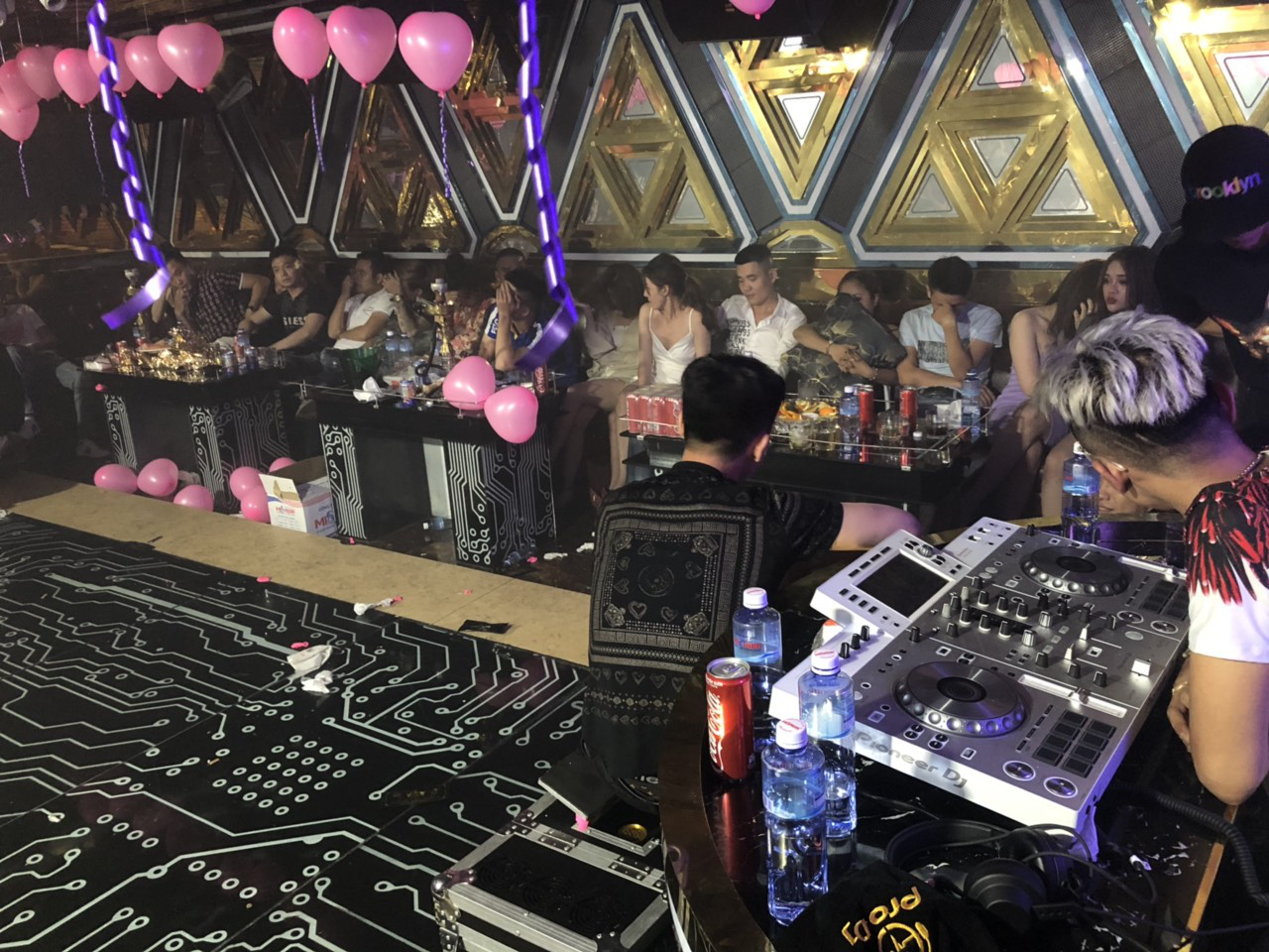 Gần 90 dân chơi dương tính với ma tuý trong quán karaoke ở Sài Gòn - Ảnh 2.