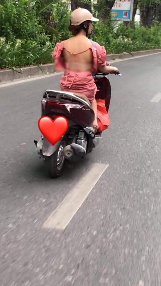 Cô gái mặc váy hớ hênh, lộ toàn bộ lưng trần phản cảm khi chạy xe máy khiến nhiều người đỏ mặt quay đi - Ảnh 1.