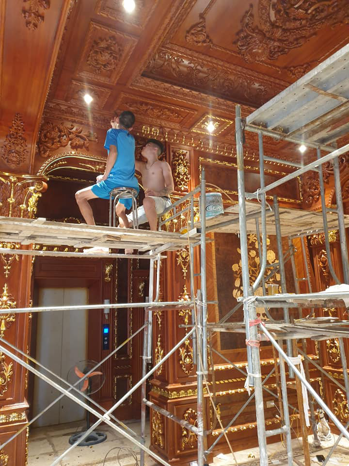 Hé lộ 1 góc nội thất lâu đài đại gia Hà Nội, chỉ phần ốp gỗ mạ vàng đã thấy quy mô khủng - Ảnh 2.