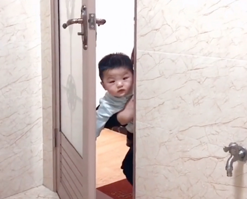 Mẹ đang trong nhà vệ sinh, cảnh tượng 3 bé trai lần lượt xuất hiện ngoài cửa khiến ai nấy phải phì cười vì quá đáng yêu - Ảnh 2.