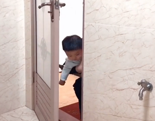 Mẹ đang trong nhà vệ sinh, cảnh tượng 3 bé trai lần lượt xuất hiện ngoài cửa khiến ai nấy phải phì cười vì quá đáng yêu - Ảnh 1.