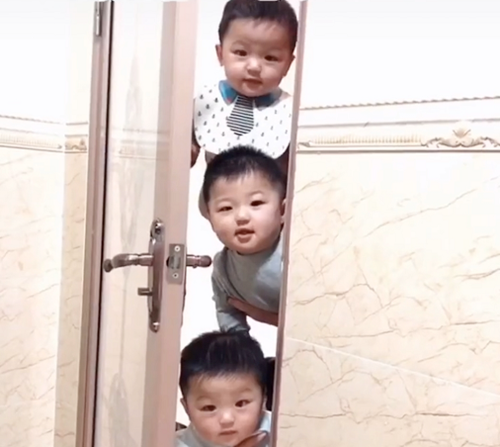 Mẹ đang trong nhà vệ sinh, cảnh tượng 3 bé trai lần lượt xuất hiện ngoài cửa khiến ai nấy phải phì cười vì quá đáng yêu - Ảnh 6.