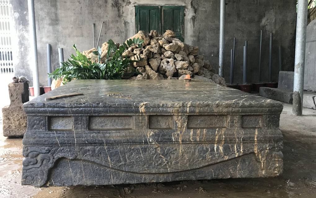 Phát hiện một sập đá nghi là di vật cổ tại Ninh Bình