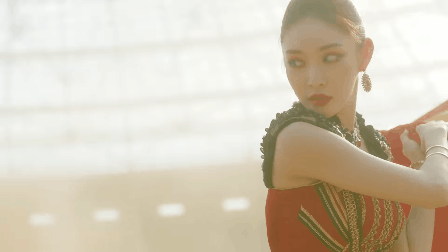 Chungha hóa nữ đấu sĩ bò tót xinh đẹp trong MV mới, khoe vũ đạo trên nền nhạc Latin cực chất xứng danh nữ hoàng solo thế hệ mới - Ảnh 2.