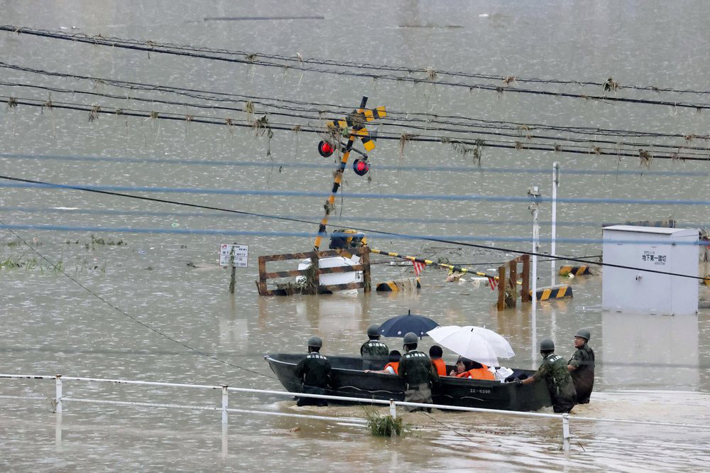 Chùm ảnh lũ lụt nhấn chìm viện dưỡng lão, nuốt chửng nhà dân khiến ít nhất 20 người thiệt mạng ở Nhật Bản - Ảnh 3.