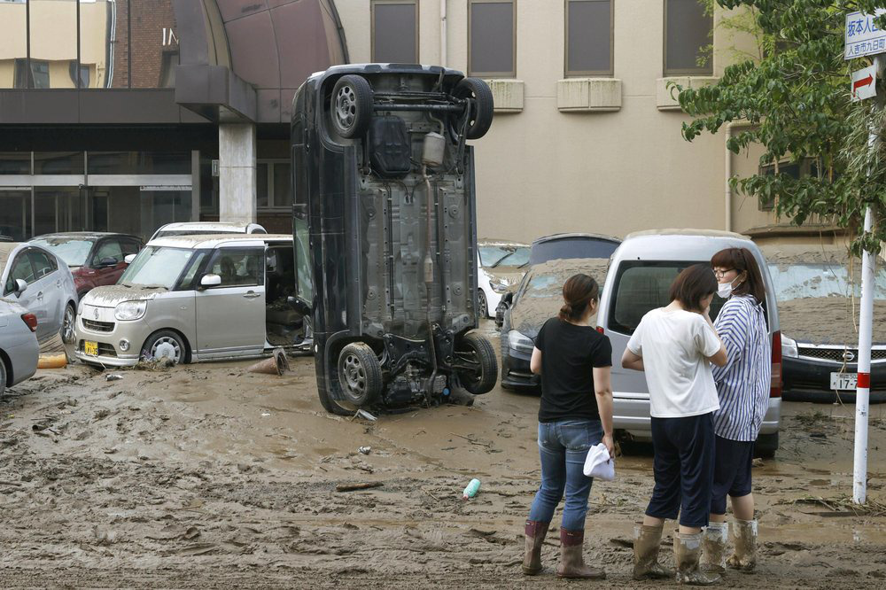 Chùm ảnh lũ lụt nhấn chìm viện dưỡng lão, nuốt chửng nhà dân khiến ít nhất 20 người thiệt mạng ở Nhật Bản - Ảnh 11.