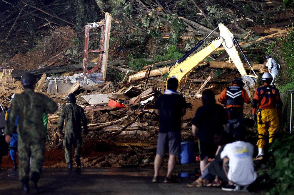 Chùm ảnh lũ lụt nhấn chìm viện dưỡng lão, nuốt chửng nhà dân khiến ít nhất 20 người thiệt mạng ở Nhật Bản - Ảnh 12.