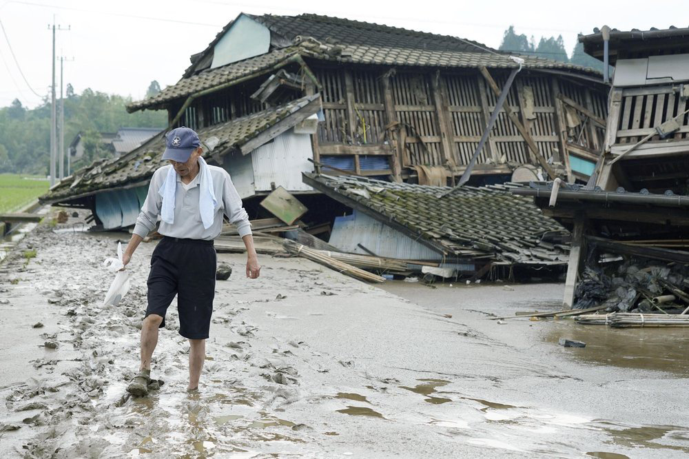 Chùm ảnh lũ lụt nhấn chìm viện dưỡng lão, nuốt chửng nhà dân khiến ít nhất 20 người thiệt mạng ở Nhật Bản - Ảnh 13.