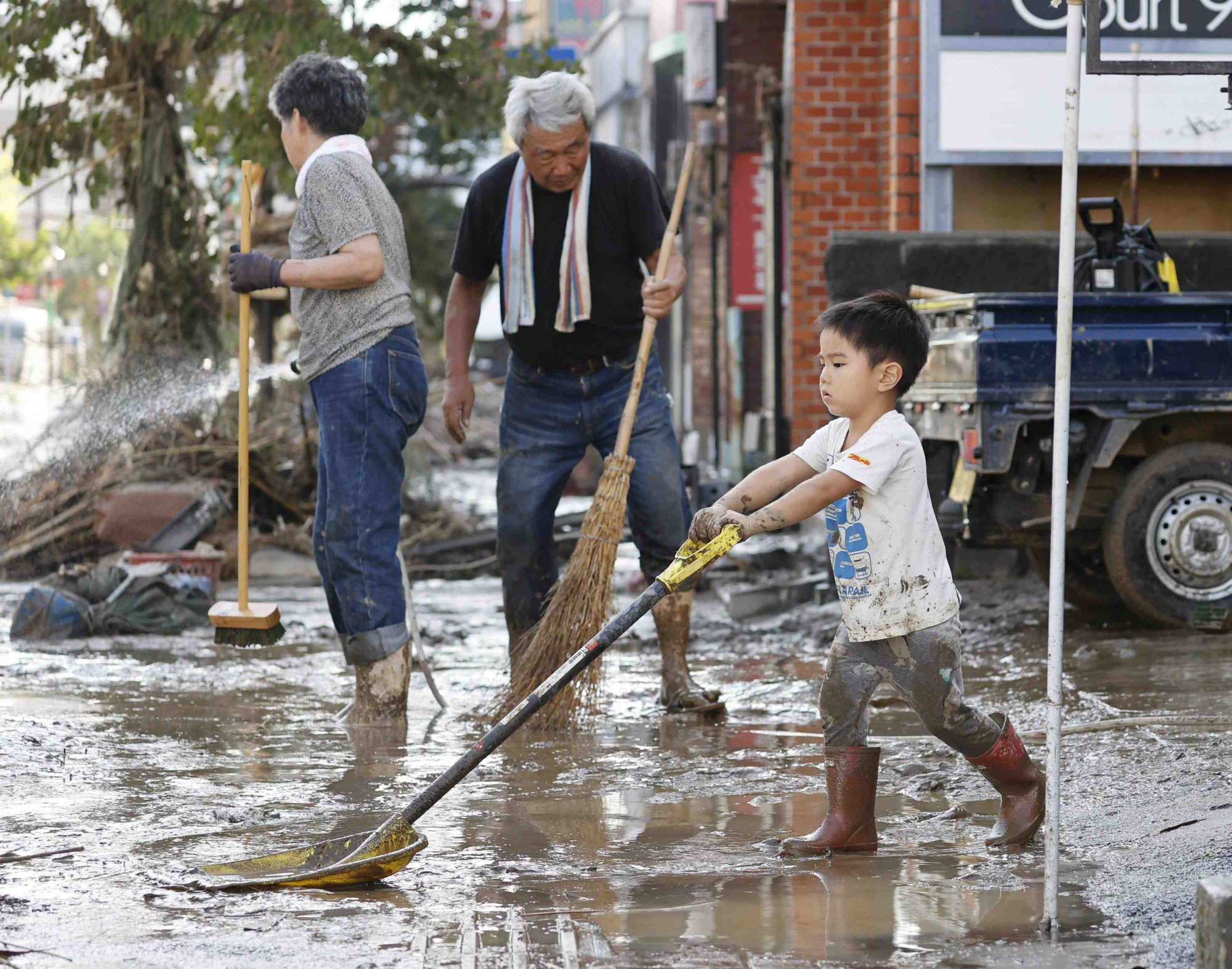Chùm ảnh lũ lụt nhấn chìm viện dưỡng lão, nuốt chửng nhà dân khiến ít nhất 20 người thiệt mạng ở Nhật Bản - Ảnh 14.