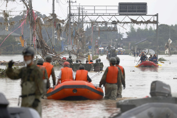 Chùm ảnh lũ lụt nhấn chìm viện dưỡng lão, nuốt chửng nhà dân khiến ít nhất 20 người thiệt mạng ở Nhật Bản - Ảnh 2.