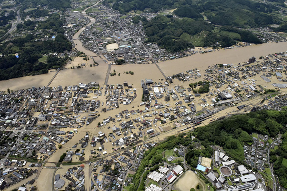 Chùm ảnh lũ lụt nhấn chìm viện dưỡng lão, nuốt chửng nhà dân khiến ít nhất 20 người thiệt mạng ở Nhật Bản - Ảnh 1.