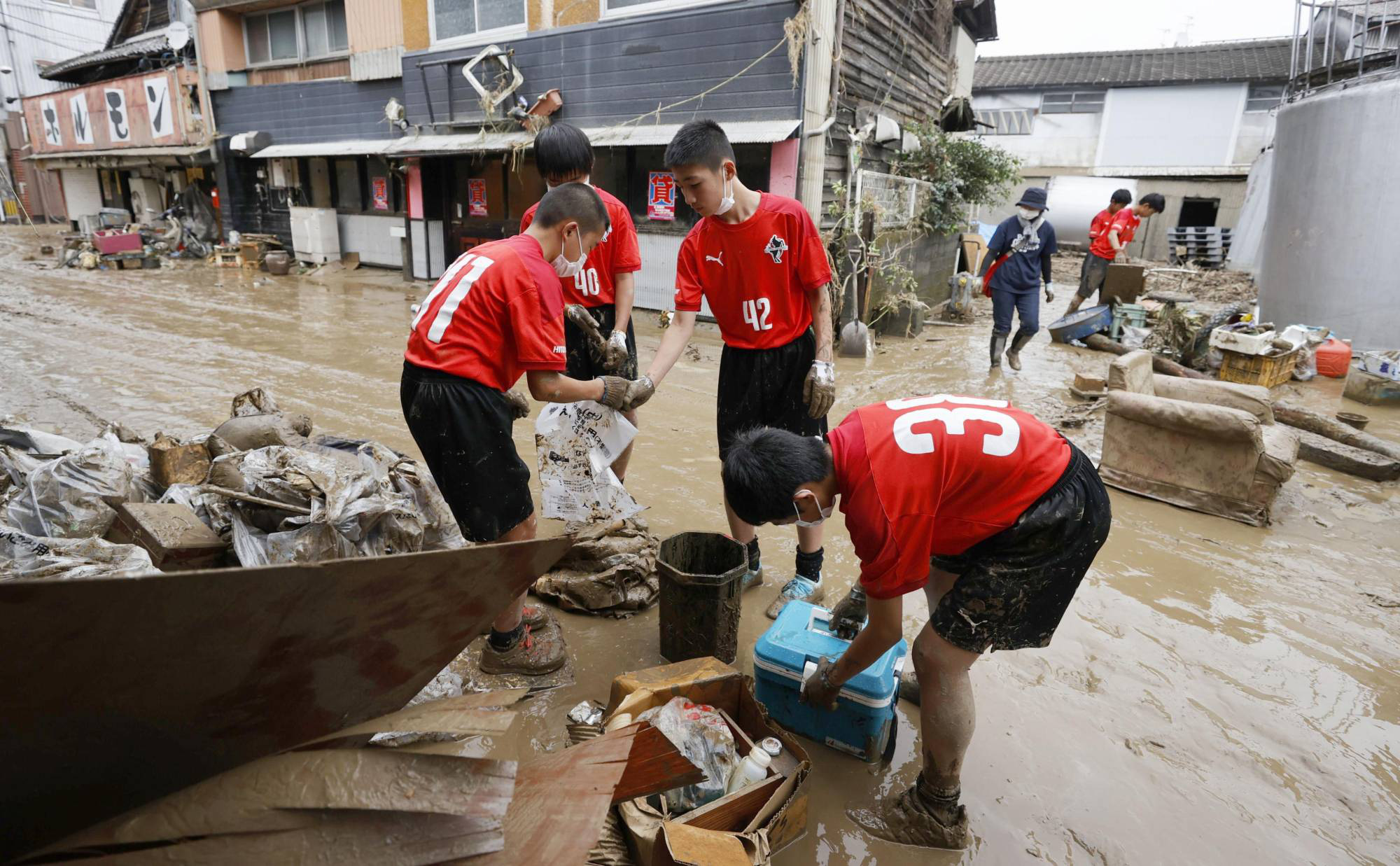 Chùm ảnh lũ lụt nhấn chìm viện dưỡng lão, nuốt chửng nhà dân khiến ít nhất 20 người thiệt mạng ở Nhật Bản - Ảnh 6.