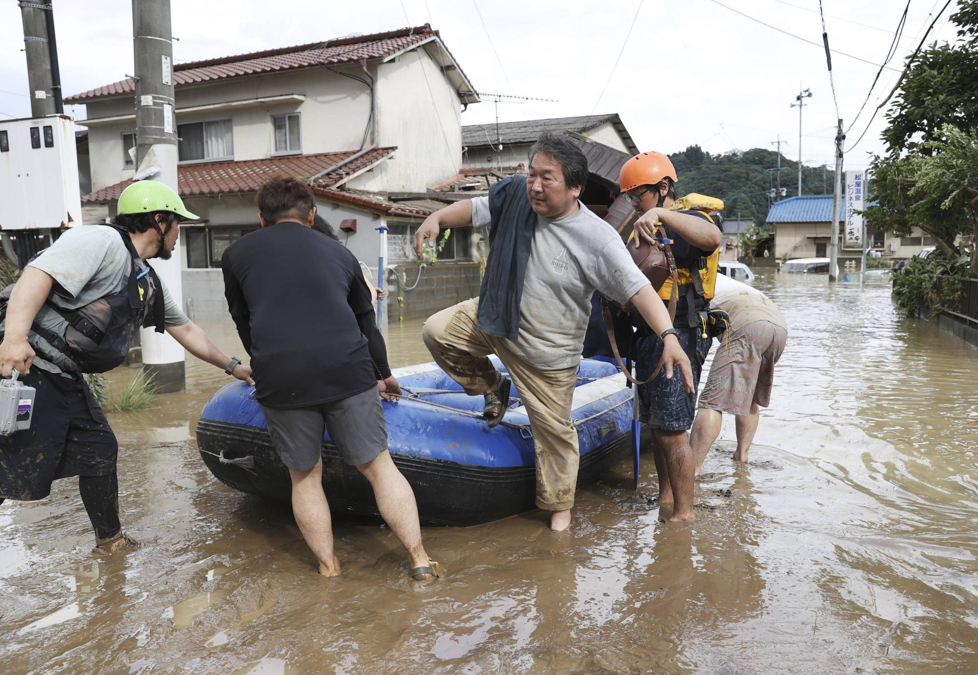 Chùm ảnh lũ lụt nhấn chìm viện dưỡng lão, nuốt chửng nhà dân khiến ít nhất 20 người thiệt mạng ở Nhật Bản - Ảnh 7.