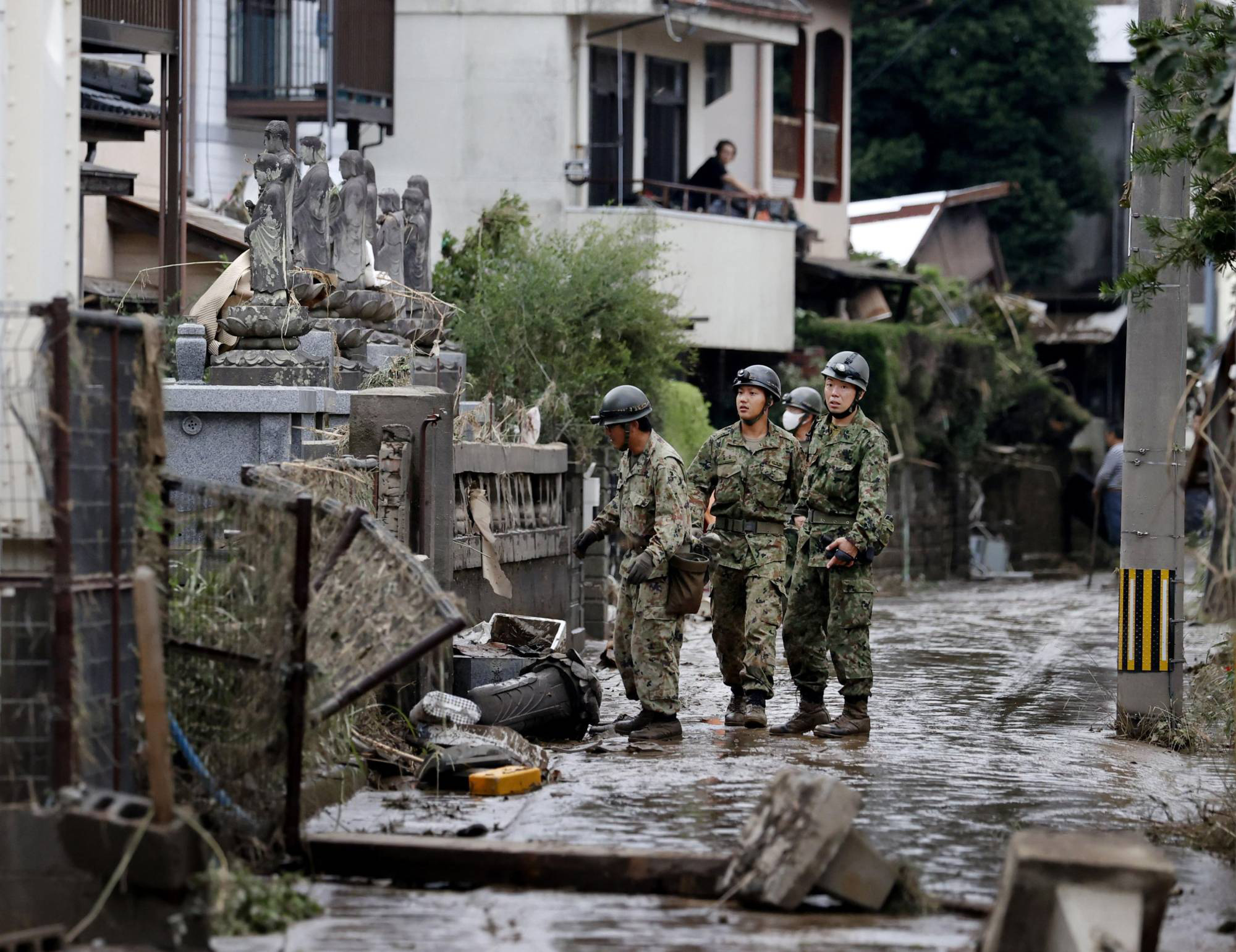 Chùm ảnh lũ lụt nhấn chìm viện dưỡng lão, nuốt chửng nhà dân khiến ít nhất 20 người thiệt mạng ở Nhật Bản - Ảnh 8.