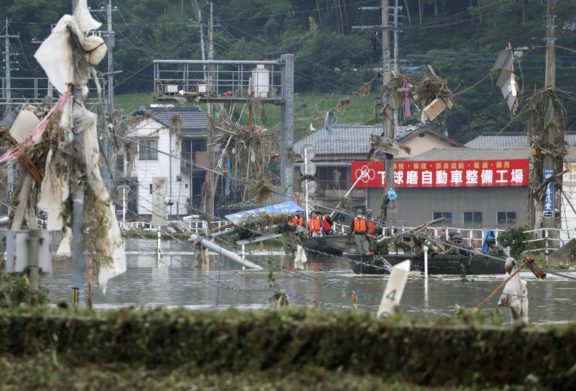Chùm ảnh lũ lụt nhấn chìm viện dưỡng lão, nuốt chửng nhà dân khiến ít nhất 20 người thiệt mạng ở Nhật Bản - Ảnh 10.
