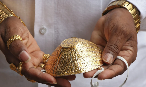 Doanh nhân Ấn Độ đeo khẩu trang bằng vàng giá 4.000 USD để chống Covid-19 - Ảnh 1.