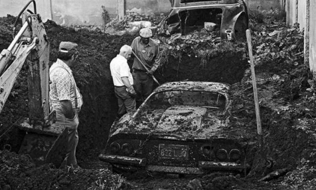Chơi đào đất ở sau nhà, 2 đứa trẻ tìm thấy “báu vật khổng lồ” bị chôn giấu cùng một câu chuyện kỳ lạ khiến cảnh sát phải lập tức cử cả đội đến điều tra tìm ra chân tướng - Ảnh 2.