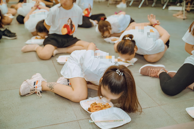 Clip hàng chục cô gái trói tay, chật vật nhoài người ăn cơm bằng miệng để hoàn thành thử thách trong buổi tập huấn kinh doanh gây tranh cãi - Ảnh 3.