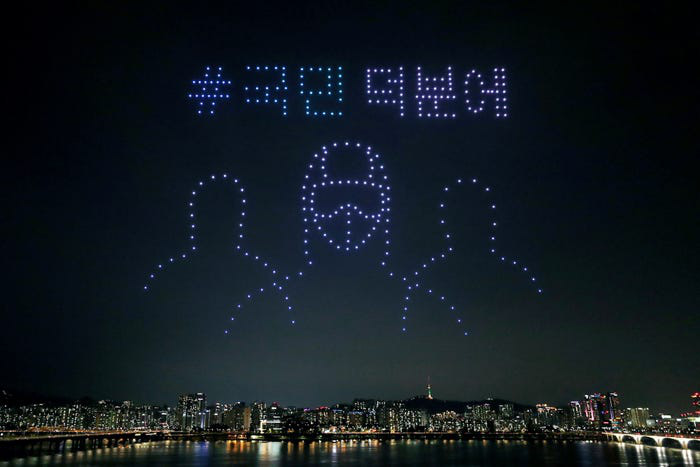 Hàng trăm drone thắp sáng bầu trời, truyền thông điệp tích cực về dịch Covid-19 tại Hàn Quốc - Ảnh 1.
