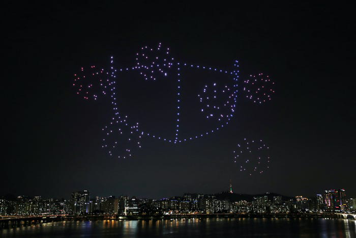 Hàng trăm drone thắp sáng bầu trời, truyền thông điệp tích cực về dịch Covid-19 tại Hàn Quốc - Ảnh 3.