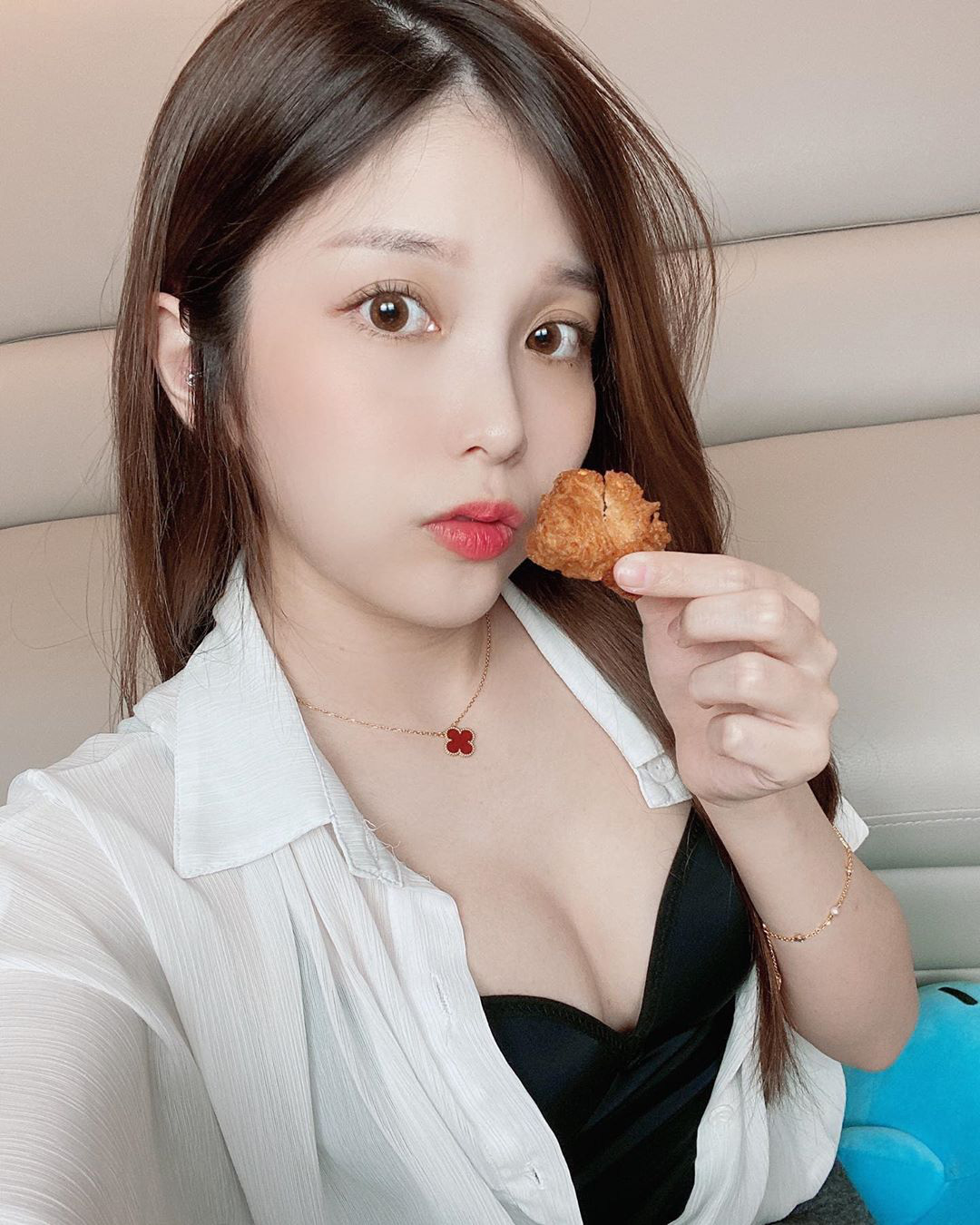 Làm thử thách thua game phạt rượu, nữ streamer xinh đẹp ngất ngay trên sóng và cái kết đắng ngắt - Ảnh 6.