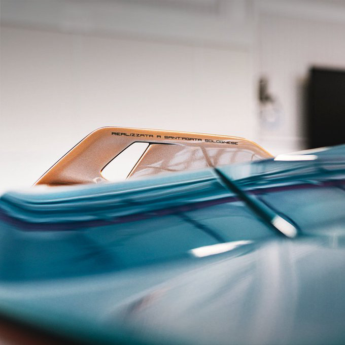 Teaser xe Lamborghini mới gián tiếp xác nhận xe sắp ra mắt là siêu phẩm mui trần - Ảnh 1.