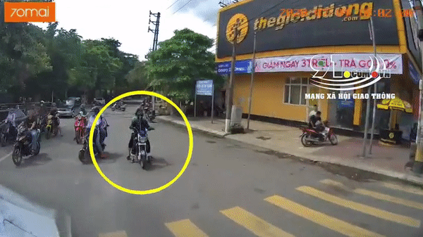Dừng đèn đỏ vào làn ngược chiều, &quot;ninja&quot; xe điện còn lớn tiếng chửi bới tài xế và cái kết &quot;bẽ mặt&quot; trước nhiều người - Ảnh 2.