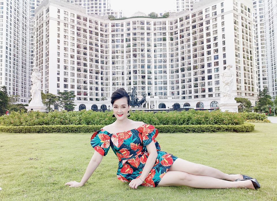 Danh hài Vân Dung khoe vóc dáng không thua kém người mẫu ở tuổi 44