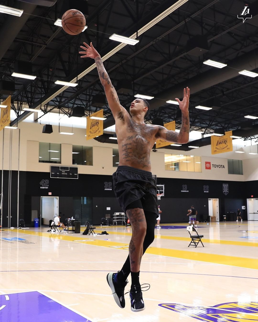 Kyle Kuzma gây bão MXH với đôi tay đi &quot;chơi xa&quot; khi chụp ảnh cùng siêu mẫu bạch biến - Ảnh 3.