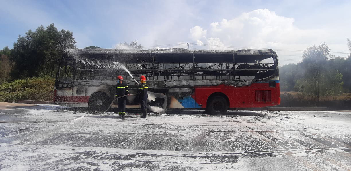 Xe khách chở 16 người bốc cháy dữ dội khi đang lưu thông trên đường - Ảnh 3.