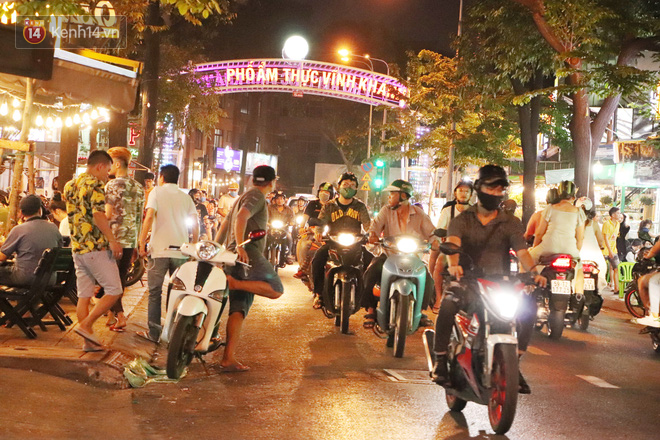 2 khu phố ẩm thực nổi tiếng ở Sài Gòn: Chỗ vắng vẻ đìu hiu, nơi tấp nập khách nhưng bán dưới 25 triệu một đêm vẫn lỗ - Ảnh 1.