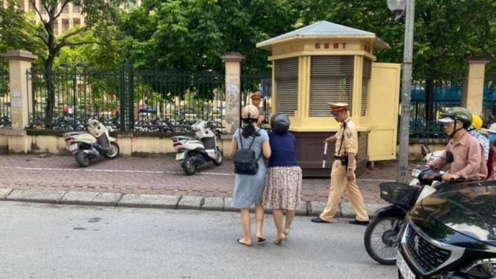 Phòng CSGT Hà Nội khẳng định không có chuyện CSGT kéo ngã hai người phụ nữ đi xe máy - Ảnh 1.