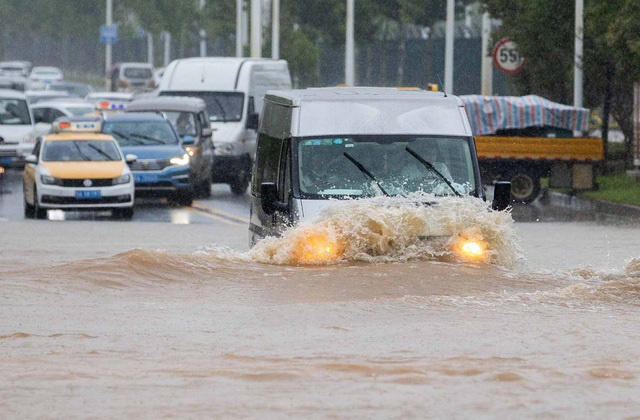 Trung Quốc tăng mức độ ứng phó khẩn cấp, nâng cảnh báo mưa lớn lên mức nghiêm trọng. - Ảnh 1.