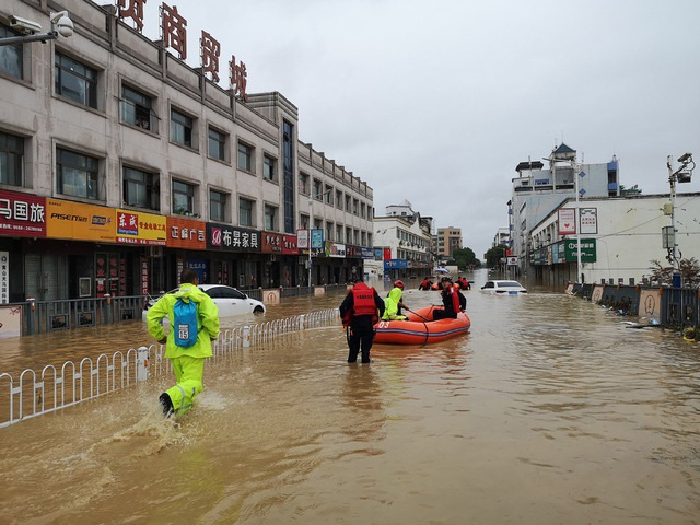 Trung Quốc tăng mức độ ứng phó khẩn cấp, nâng cảnh báo mưa lớn lên mức nghiêm trọng. - Ảnh 3.