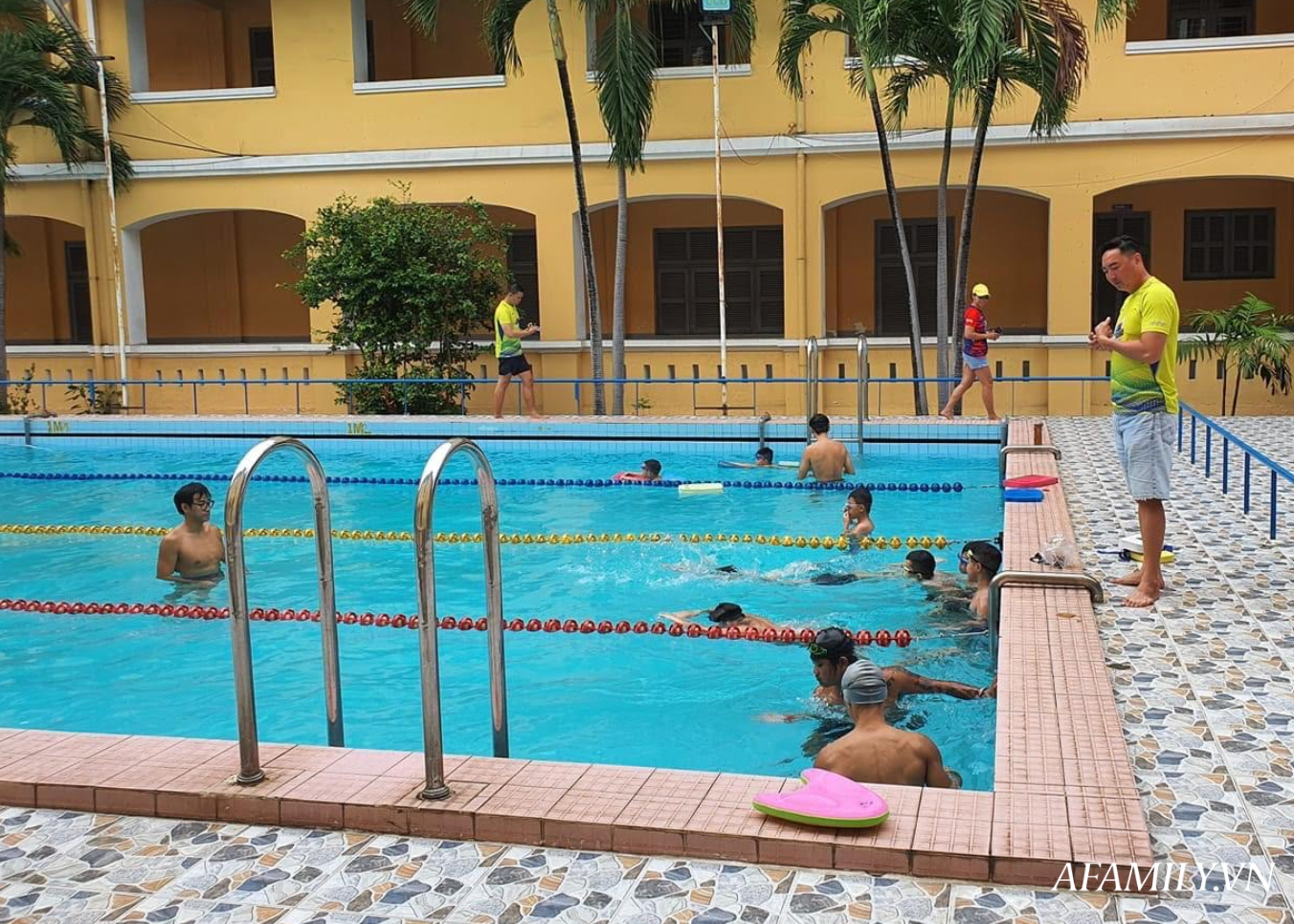 Có một lớp dạy bơi miễn phí cho trẻ em cơ nhỡ giữa lòng Sài Gòn, nơi đầy ắp tiếng cười và tình thương - Ảnh 9.