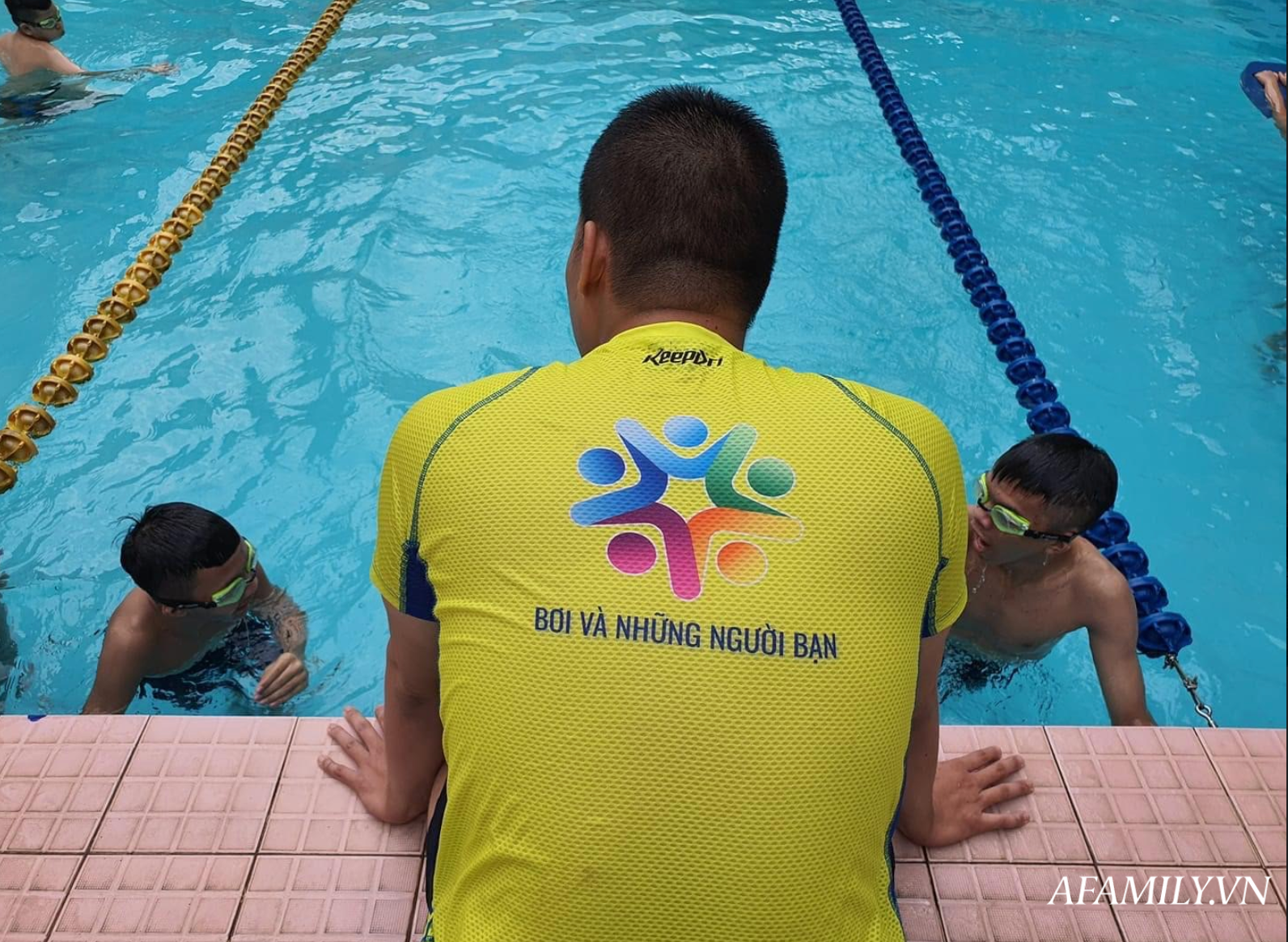 Có một lớp dạy bơi miễn phí cho trẻ em cơ nhỡ giữa lòng Sài Gòn, nơi đầy ắp tiếng cười và tình thương - Ảnh 1.