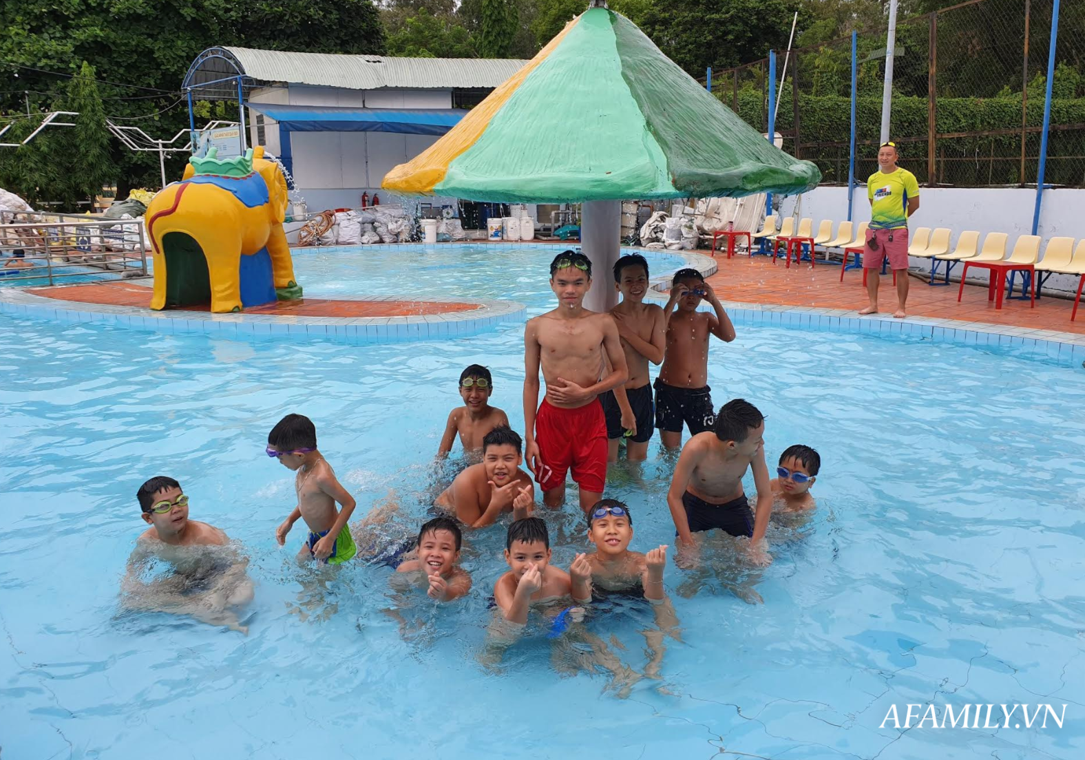 Có một lớp dạy bơi miễn phí cho trẻ em cơ nhỡ giữa lòng Sài Gòn, nơi đầy ắp tiếng cười và tình thương - Ảnh 6.