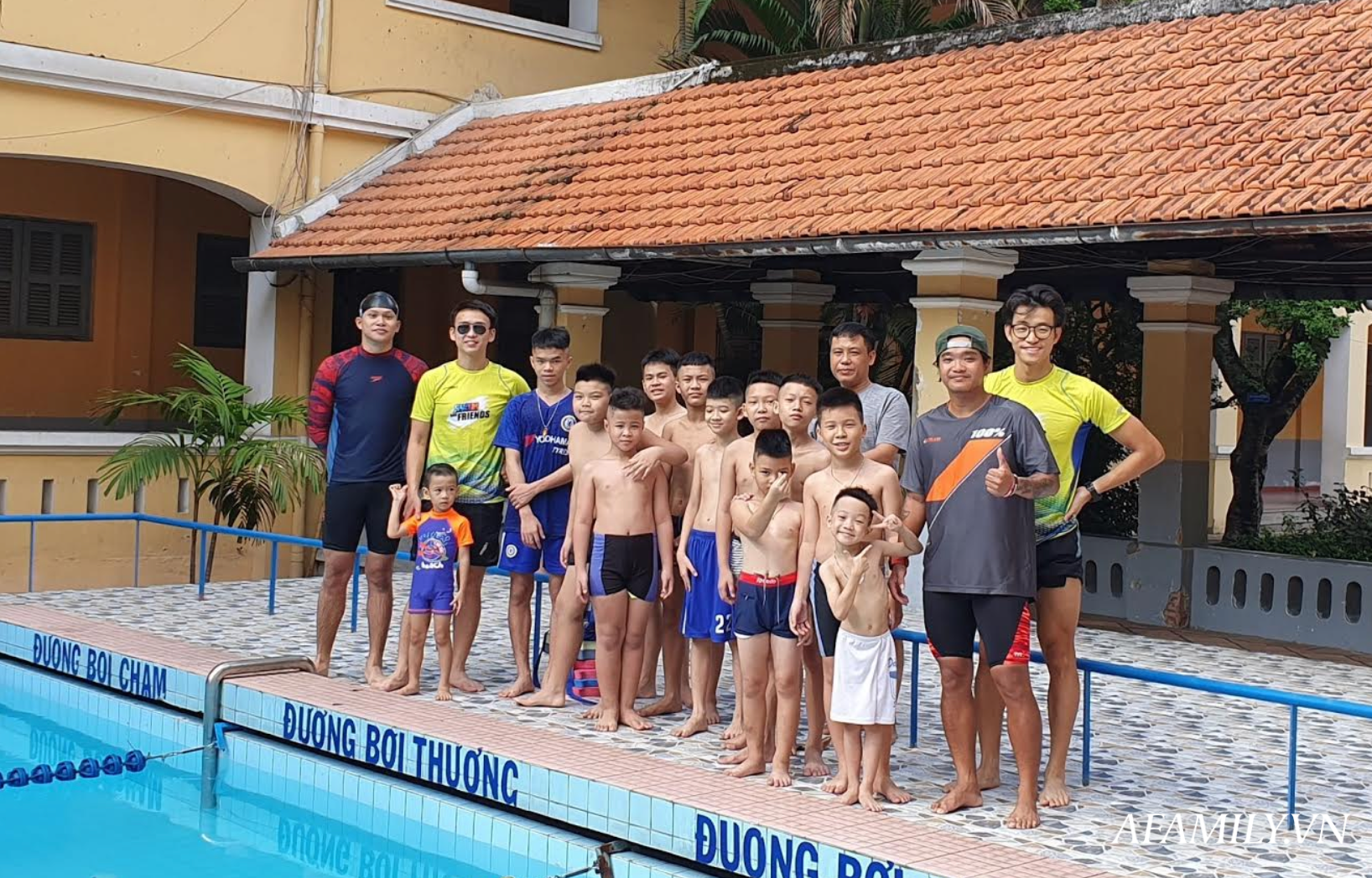 Có một lớp dạy bơi miễn phí cho trẻ em cơ nhỡ giữa lòng Sài Gòn, nơi đầy ắp tiếng cười và tình thương - Ảnh 4.