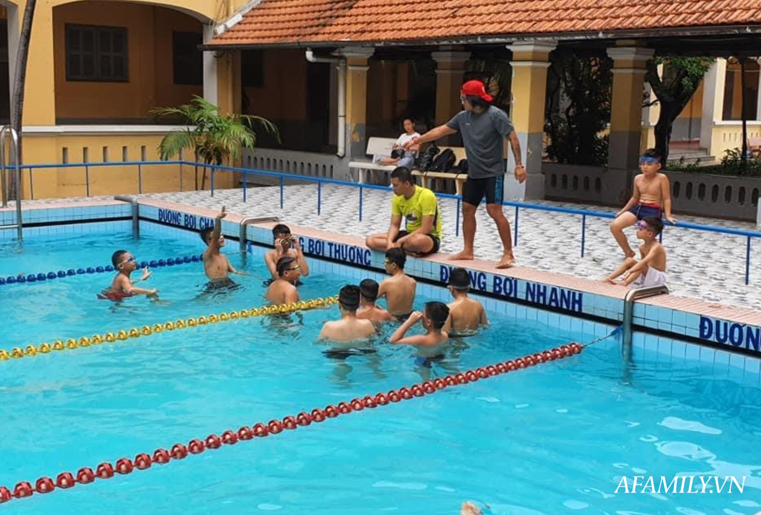 Có một lớp dạy bơi miễn phí cho trẻ em cơ nhỡ giữa lòng Sài Gòn, nơi đầy ắp tiếng cười và tình thương - Ảnh 3.