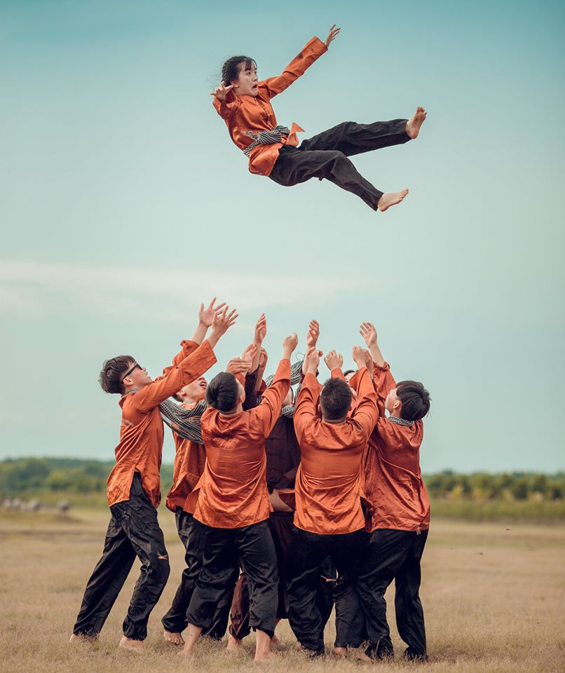 Chụp hình kỷ yếu xong, nữ sinh lắc đầu lè lưỡi &quot;không chơi trò này thêm lần nào nữa&quot;, xem kỹ hình ai cũng đồng ý nhưng vẫn không nhịn được cười - Ảnh 1.