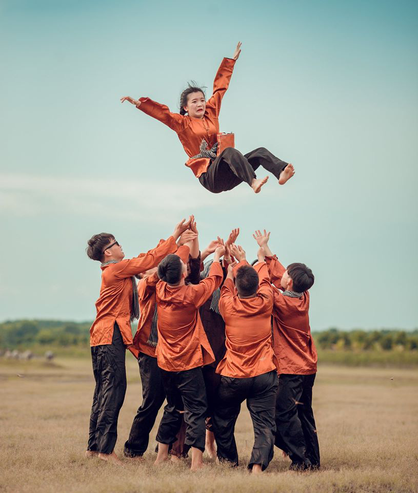 Chụp hình kỷ yếu xong, nữ sinh lắc đầu lè lưỡi &quot;không chơi trò này thêm lần nào nữa&quot;, xem kỹ hình ai cũng đồng ý nhưng vẫn không nhịn được cười - Ảnh 2.