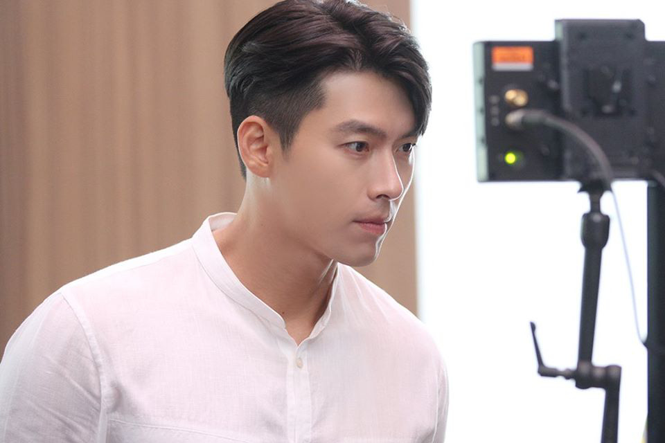 Hyun Bin lại khiến dân tình &quot;đổ rạp&quot; trước loạt khoảnh khắc hậu trường mà thần thái chẳng khác gì chụp họa báo - Ảnh 2.