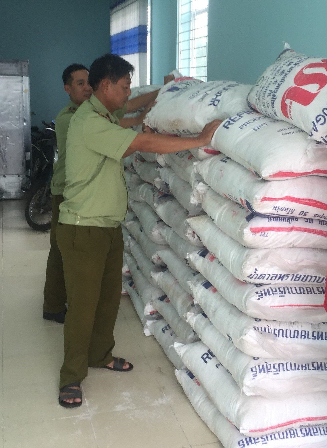 Tạm giữ 4.000kg đường cát Thái Lan không có hóa đơn, chứng từ - Ảnh 2.